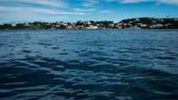 Istimewanya, Bermuda merupakan salah satu negara yang menerapkan bebas visa untuk traveler Indonesia. Bila dilihat di peta, jarak Indonesia ke Bermuda memang jauh namun di sana banyak destinasi wisata menarik seperti pantai, laut, hingga sejarah. Bermuda memiliki pantai-pantai menawan. Pantai favorit warga dan turis berada di Teluk Norseshoe. Selain itu, ada Teluk Tobacco. Drew Angerer/Getty Images