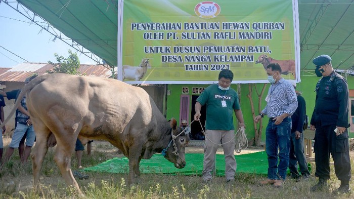 Sejak Tahun 2018, PT Sultan Rafli Mandiri (SRM) memberikan bantuan kepada warga Desa Kelampai berupa sarana prasarana seperti jalan, rumah ibadah dan jembatan.