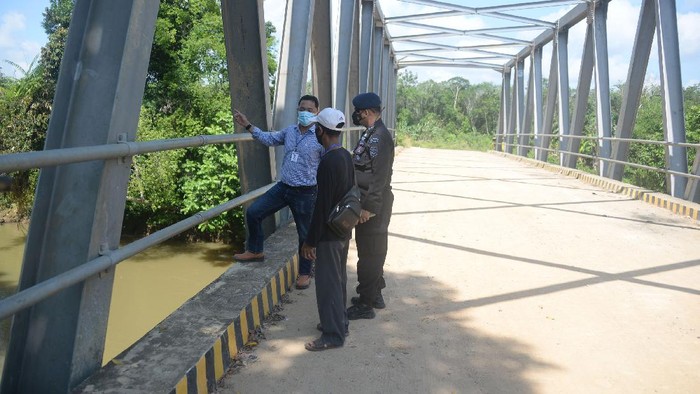 Sejak Tahun 2018, PT Sultan Rafli Mandiri (SRM) memberikan bantuan kepada warga Desa Kelampai berupa sarana prasarana seperti jalan, rumah ibadah dan jembatan.