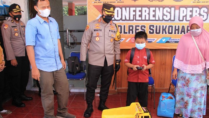 Al Ghifari Putra Setiawan (8) kini jadi yatim piatu usai kedua orang tuanya meninggal karena COVID. Ghifari saat berada di Polres Sukoharjo.