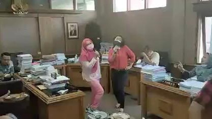 Anggota DRPD Solo karaoke bareng di ruang komisi