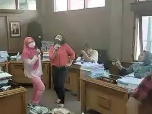 Saat Anggota DPRD Solo Jadikan Ruang Komisi untuk Karaoke-Joget Bersama