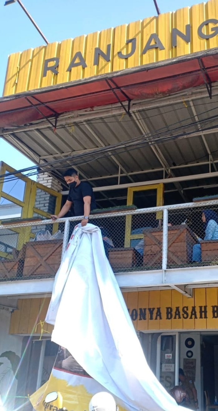 Baliho promo warung ramen kecuali presiden di Garut dicopot