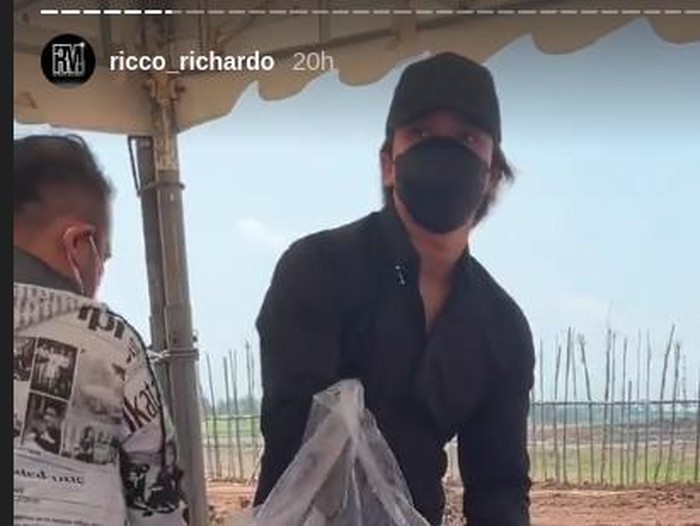 Billy Syahputra hadiri pemakaman ibu amanda manopo
