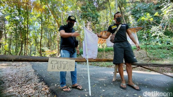 Pengelola obyek wisata Bukit Sanghiyang Dora di Desa Leuwikujang, Kecamatan Leuwimunding, Kabupaten Majalengka juga turut mengibarkan bendera putih. Mereka mengibarkan bendera putih sebagai tanda menyerah terhadap keadaan. (Bima Bagaskara/detikTravel) Pengelola obyek wisata Bukit Sanghiyang Dora di Desa Leuwikujang, Kecamatan Leuwimunding, Kabupaten Majalengka juga turut mengibarkan bendera putih. Mereka mengibarkan bendera putih sebagai tanda menyerah terhadap keadaan. (Bima Bagaskara/detikTravel)