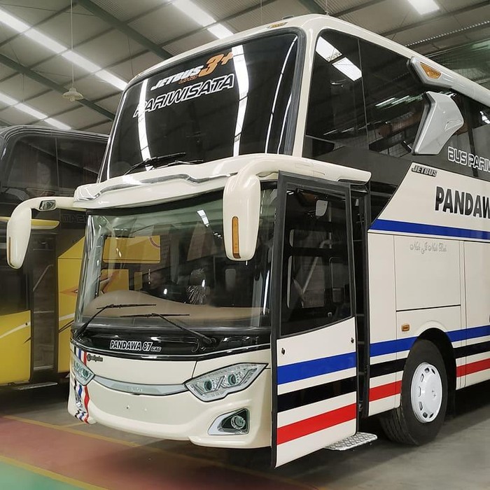 Bus UHD milik PO Pandawa 87 yang dibuat karoseri Adiputro