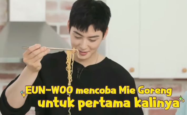 Cha Eun Woo Cicip Indomie Goreng