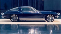 Jika dilihat dari konsep yang disajikan, Chevrolet Corvette 1962 ini mengusung konsep fiberglass empat kursi, dengan desain C2 bersama dengan kaca belakang split yang terinspirasi dari Bugatti 57 SC Atlantic akan tetapi ada perbedaan pada kursi belakang. Foto: Pool (General Motors)