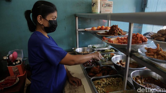 Komunitas Warung Tegal Nusantara (Kowantara) mengkritik aturan makan 20 menit selama PPKM level 4 di sejumlah wilayah.
