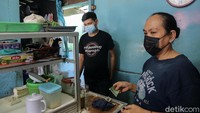 Selain itu, Mukroni berbicara perihal penyebaran COVID-19. Mukroni menyebut penularan Corona bisa terjadi dalam hitungan detik.