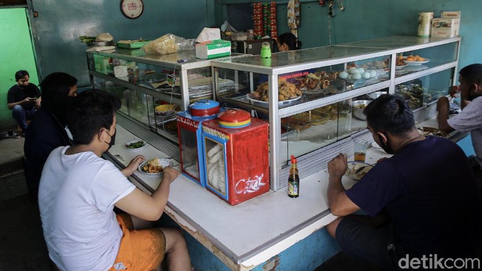 Komunitas Warung Tegal Nusantara (Kowantara) mengkritik aturan makan 20 menit selama PPKM level 4 di sejumlah wilayah.