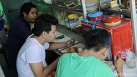 Sekedar informasi, perpanjangan PPKM level 4 saat ini memperbolehkan pedagang kaki lima (PKL) dan warung Tegal (warteg) melayani pembeli yang makan di tempat (dine in) dengan waktu makan maksimal 20 menit. Kebijakan ini menuai sorotan dari berbagai kalangan masyarakat.