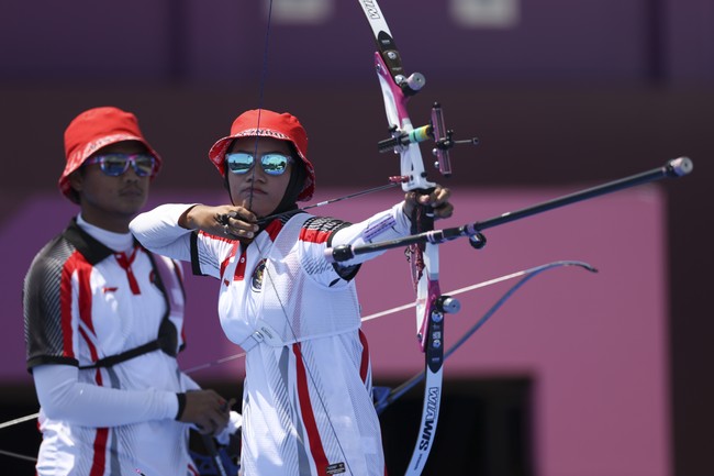 Diananda Choirunisa menjadi satu-satunya perempuan yang mewakili Indonesia di cabor panahan pada nomor Recurve putri/beregu campuran. Atlet 24 tahun ini tumbuh di tengah keluarga atlet. Ayahnya peraih medali perak pencak silat di SEA Games 2003, sementara ibunya juga pemanah profesional yang kerap bertandi di ajang internasional. Sementara suami Diananda Choirunisa, Dani Pratama merupakan pesepekbola dari klub Persela Lamongan. (Foto: Getty Images/Justin Setterfield)