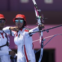 Diananda Choirunisa menjadi satu-satunya perempuan yang mewakili Indonesia di cabor panahan pada nomor Recurve putri/beregu campuran. Atlet 24 tahun ini tumbuh di tengah keluarga atlet. Ayahnya peraih medali perak pencak silat di SEA Games 2003, sementara ibunya juga pemanah profesional yang kerap bertandi di ajang internasional. Sementara suami Diananda Choirunisa, Dani Pratama merupakan pesepekbola dari klub Persela Lamongan. (Foto: Getty Images/Justin Setterfield)