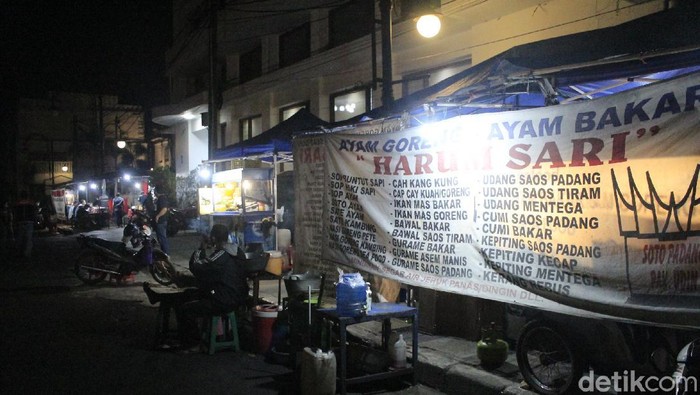 Pelonggaran PPKM Level 4 bagi  masih belum berdampak manis kepada para pedagang kaki lima (PKL)  di Teras Cikapundung Barat, Kota Bandung.