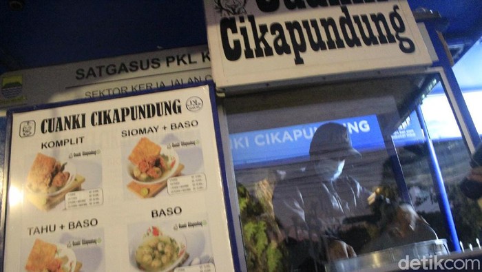 Pelonggaran PPKM Level 4 bagi  masih belum berdampak manis kepada para pedagang kaki lima (PKL)  di Teras Cikapundung Barat, Kota Bandung.