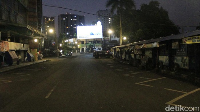 Dilema PKL Teras Cikapundung Sepi Pembeli hingga Terbentur Modal Pelonggaran PPKM Level 4 bagi  masih belum berdampak manis kepada para pedagang kaki lima (PKL)  di Teras Cikapundung Barat, Kota Bandung.