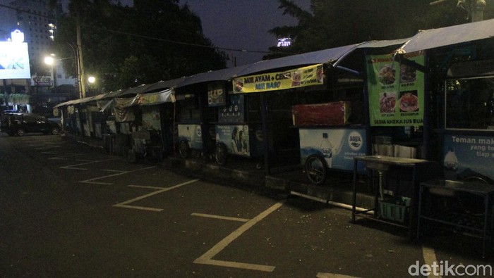 Dilema PKL Teras Cikapundung Sepi Pembeli hingga Terbentur Modal Pelonggaran PPKM Level 4 bagi  masih belum berdampak manis kepada para pedagang kaki lima (PKL)  di Teras Cikapundung Barat, Kota Bandung.