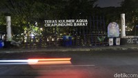 Diakuinya kondisi yang terjadi belakangan ini cukup memberatkan bagi pedagang kecil sepertinya. Pasalnya, ia dan suaminya harus menghidupi delapan anggota keluarganya yang lain dari usaha kuliner yang dirintisnya bersama suami.