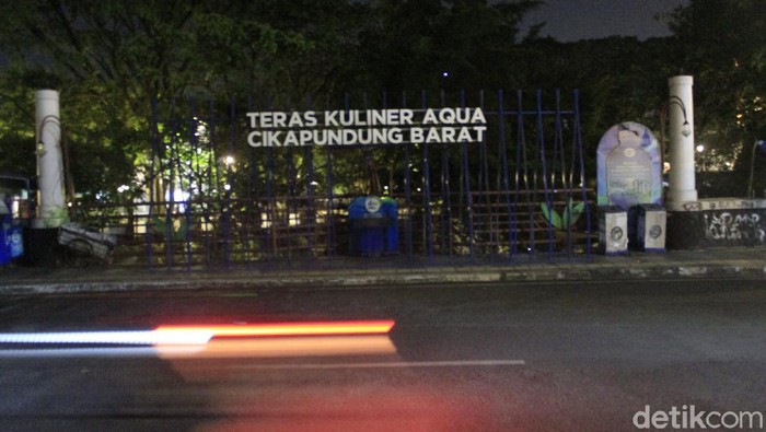 Dilema PKL Teras Cikapundung Sepi Pembeli hingga Terbentur Modal Pelonggaran PPKM Level 4 bagi masih belum berdampak manis kepada para pedagang kaki lima (PKL) di Teras Cikapundung Barat, Kota Bandung.
