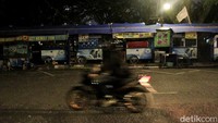 Pantauan detikcom pada pukul 19.00 WIB, tak banyak warga yang melintas di Teras Cikapundung Barat. Padahal, pada PPKM Level 4 ini kawasan Asia Afrika dan sekitarnya baru ditutup pada pukul 21.00 WIB. Keramaian yang dulu muncul sejak diresmikan pada 25 Januari 2020 lalu, masih belum kembali.  