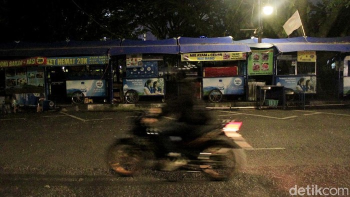 Dilema PKL Teras Cikapundung Sepi Pembeli hingga Terbentur Modal Pelonggaran PPKM Level 4 bagi masih belum berdampak manis kepada para pedagang kaki lima (PKL) di Teras Cikapundung Barat, Kota Bandung.