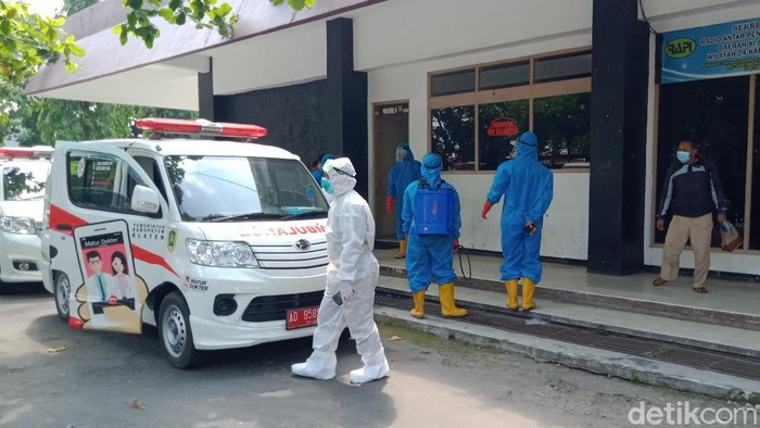 Evakuasi warga terkonfirmasi COVID-19 ke GOR Gelarsena, Klaten