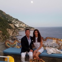 Mereka juga hobi traveling ke tempat-tempat eksotis. Di Facebook, Regina beberapa kali mengunggah foto-foto mesra mereka saat berlibur ke Yunani. Namun, kemesraan tersebut kini tinggal kenangan setelah skandal prostitusi yang diungkap oleh suaminya tahun lalu. (Foto: Facebook/Regina Kim)