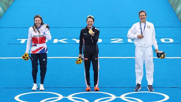 TOKYO, JAPAN - JULY 27:   (L-R) Silver medalist Georgia Taylor-Brown of Team Great Britain, gold medalist Flora Duffy of Team Bermuda and bronze medalist Katie Zaferes of Team United States pose with their medals during the Women's Individual Triathlon on day four of the Tokyo 2020 Olympic Games at Odaiba Marine Park on July 27, 2021 in Tokyo, Japan. (Photo by Cameron Spencer/Getty Images)