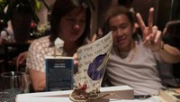Malam-malam spesial bersama sang istri menjadi hal yang tidak pernah dilewatkan saat ada kesempatan bagi Marcus. Bahkan sejak sebelum menikah, keduanya juga terlihat begitu romantis dengan sering menghabiskan waktu bersama. Foto: Instagram/marcusfernaldig
