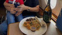 Kedekatannya dengan sang anak pertama, Marcus Fernaldi Gideon Junior, juga sangat menggemaskan. Marcus bahkan tidak masalah jika harus makan sambil memangku sang putra di kakinya. Foto: Instagram/marcusfernaldig
