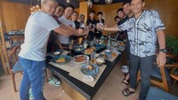 Marcus dan Agnes bahkan juga terlihat tengah makan bersama salah seorang teman dari Australia. Mereka begitu hangat menyambut kedatangan temannya yang waktu itu datang untuk mengunjungi Marcus setelah pernikahan mereka. Foto: Instagram/marcusfernaldig