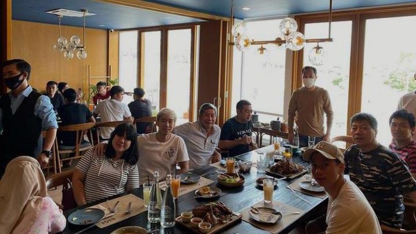 Momen Hangat Marcus Gideon Saat Makan Bersama Keluarga