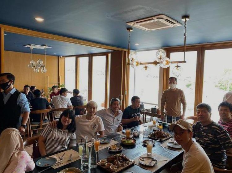 Momen Hangat Marcus Gideon Saat Makan Bersama Keluarga