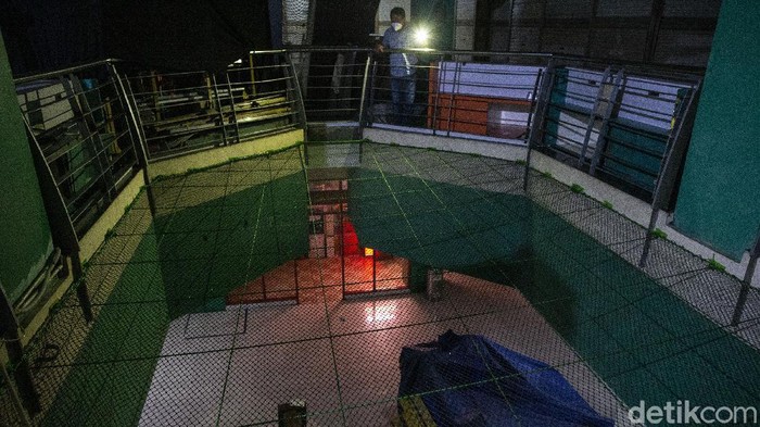 Gelap Gulita PGC Cililitan Bak Lokasi Uji Nyali PPKM Level 4 membuat PGC Cililitan, Jakarta, yang biasanya ramai menjadi gelap gulita dan sepi bak lokasi uji nyali. Ini foto-fotonya!