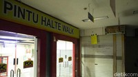 Mall yang terkenal dengan elektronik hingga kebutuhan pakaian di Jakarta Timur ini juga terdampak akibat peraturan yang memaksa para pemilik kios menutup lapaknya.