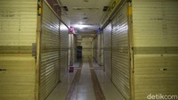 Belakangan para pelapak di mall tersebut bahkan turun ke jalanan untuk menjemput pelanggan.