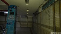 Sesekali para pemilik kios diperkenankan untuk ke dalam mal dengan alasan untuk mengambil barang yang ada di kios.