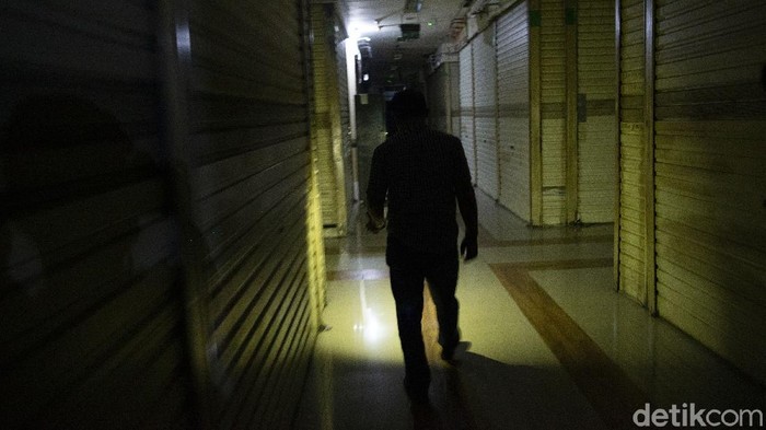 Gelap Gulita PGC Cililitan Bak Lokasi Uji Nyali PPKM Level 4 membuat PGC Cililitan, Jakarta, yang biasanya ramai menjadi gelap gulita dan sepi bak lokasi uji nyali. Ini foto-fotonya!