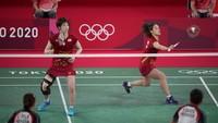 Fukushima/Hirota kembali berhasil memperlebar jarak menjadi 10-7. Greysia/Apriyan kemudian kembali menyamakan skor menjadi 10-10, namun ganda putri Jepang mampu unggul lagi 11-10 di interval.