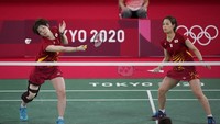Alih-alih bisa mengakhiri gim pertama dengan secepat mungkin, unggulan pertama tersebut harus menjalani duel hingga setting sebanyak tiga kali dan Greysia/Apriyani malah yang keluar sebagai pemenang dengan skor 24-22.