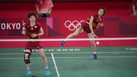 Fukushima/Hirota langsung ngegas di awal gim kedua. Runner-up All England tersebut mampu memimpin 4-0 dan kemudian memperlebar jarak dari Greysia/Apriyani menjadi 9-3.