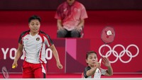 Greysia/Apriyani sempat memangkas jarak menjadi 5-9, namun kesalahan dalam membaca bola lawan dan menempatkan pukulan membuat Fukushima/Hirota memimpin 11-5 di interval gim kedua. Greysia/Apriyani makin tak berdaya selepas interval. Peraih medali perunggu di Asian Games 2018 tersebut harus rela kalah 13-21 di gim kedua.