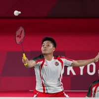 Inilah Apriyani Rahayu, pasangan Greysia Polii pada nomor ganda putri Olimpiade Tokyo 2020. Lahir di  Lawulo, Sulawesi Tenggara, 29 April 1998, Apriyani mulai bermain badminton sejak usia lima tahun. Awalnya hanya hobi. Saat itu bahkan aku tidak tahu nama-nama pemain badminton terkenal. Hanya Susi Susanti, katanya. Siapa yang sangka, olahraga yang bermula dari sekadar hobi akhirnya membawa Apriyani ke ajang Olimpiade 2020 yang menjadi debutnya di pesta olahraga dunia empat tahun tersebut. (Foto: AP Photo)