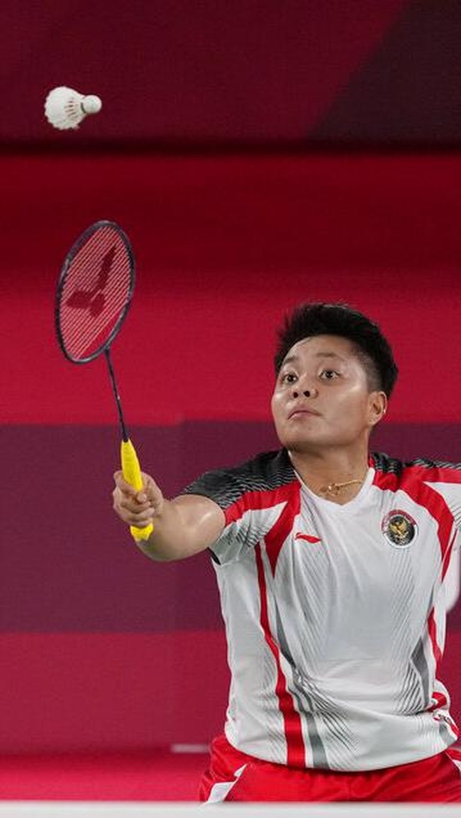 Inilah Apriyani Rahayu, pasangan Greysia Polii pada nomor ganda putri Olimpiade Tokyo 2020. Lahir di  Lawulo, Sulawesi Tenggara, 29 April 1998, Apriyani mulai bermain badminton sejak usia lima tahun. Awalnya hanya hobi. Saat itu bahkan aku tidak tahu nama-nama pemain badminton terkenal. Hanya Susi Susanti, katanya. Siapa yang sangka, olahraga yang bermula dari sekadar hobi akhirnya membawa Apriyani ke ajang Olimpiade 2020 yang menjadi debutnya di pesta olahraga dunia empat tahun tersebut. (Foto: AP Photo)
