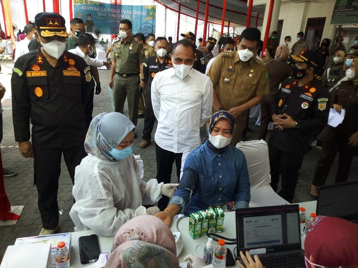 Gubsu Edy Rahmayadi meninjau vaksinasi massal di Gedung Kejati Sumut