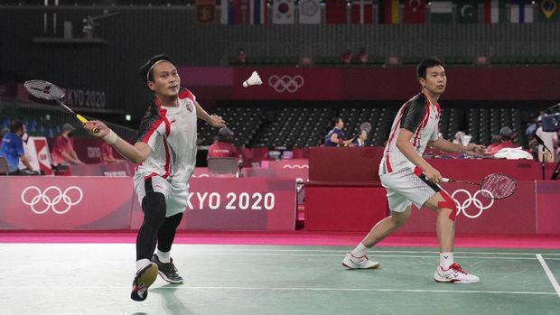 Indonesia's Hendra Setiawan and Mohammad Ahsan play against South Korea's Choi Sol-gyu and Seo Sung-jae during their men's doubles group play stage badminton match at the 2020 Summer Olympics, Tuesday, July 27, 2021, in Tokyo, Japan. (AP Photo/Markus Schreiber)