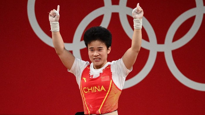 Chinas Hou Zhihui reacts in the womens 49kg weightlifting competition during the Tokyo 2020 Olympic Games at the Tokyo International Forum in Tokyo on July 24, 2021. (Photo by Vincenzo PINTO / AFP)