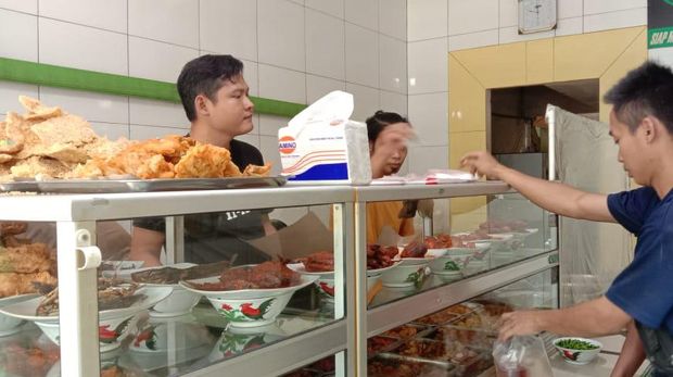 Jajal Makan di Warteg yang Waktunya Dibatasi 20 Menit