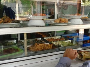 Benarkah Makan di Warteg Cuma Boleh 20 Menit? Mari Kita Coba